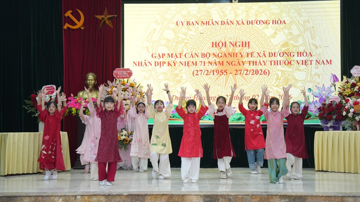 Xã Dương Hoà gặp mặt cán bộ ngành Y tế trên địa bàn nhân dịp kỷ niệm 71 năm ngày Thầy thuốc Việt Nam 27/02  - Ảnh 1.