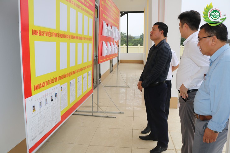 Đồng chí Nguyễn Quang Thắm – UVBTV, Chủ nhiệm Ủy ban Kiểm tra Đảng ủy xã làm trưởng đoàn kiểm tra công tác chuẩn bị bầu cử tại đơn vị bầu cử số 02- Ảnh 1.