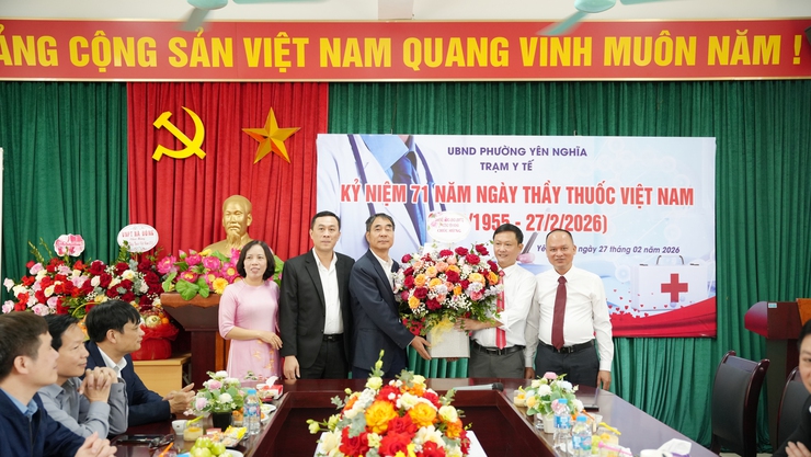 Lãnh đạo phường Yên Nghĩa thăm, chúc mừng Ngày Thầy thuốc Việt Nam 27/2- Ảnh 1.