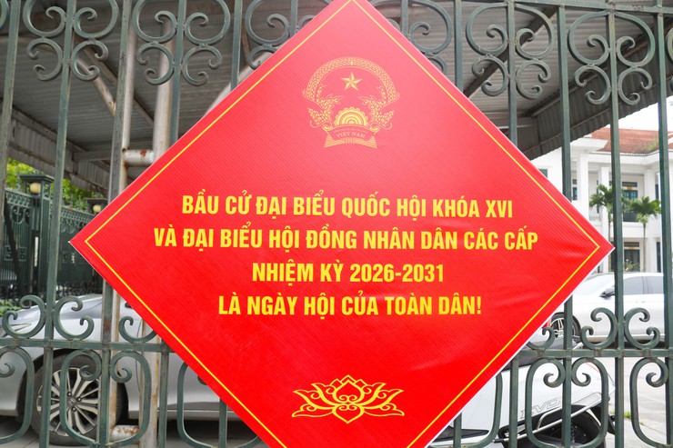 Đồng chí&nbsp;Giám đốc Trung tâm Dịch vụ Tổng hợp xã Quốc Oai&nbsp;kiểm tra công tác trang trí, tuyên truyền phục vụ bầu cử tại xã Quốc Oai- Ảnh 10.