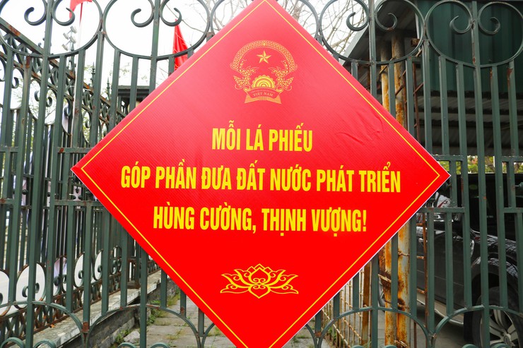 Đồng chí&nbsp;Giám đốc Trung tâm Dịch vụ Tổng hợp xã Quốc Oai&nbsp;kiểm tra công tác trang trí, tuyên truyền phục vụ bầu cử tại xã Quốc Oai- Ảnh 11.