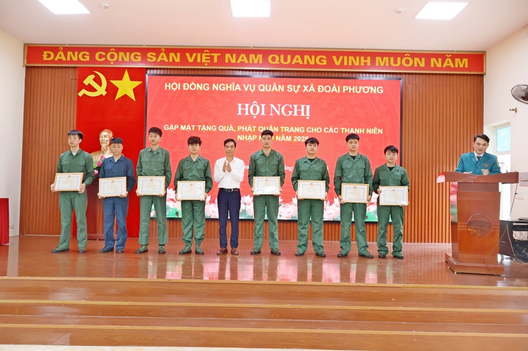 Xã Đoài Phương gặp mặt, tặng quà, phát quân trang và giao nhiệm vụ cho công dân nhập ngũ năm 2026- Ảnh 3.