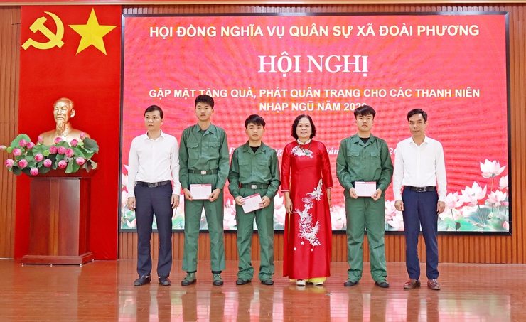 Xã Đoài Phương gặp mặt, tặng quà, phát quân trang và giao nhiệm vụ cho công dân nhập ngũ năm 2026- Ảnh 4.