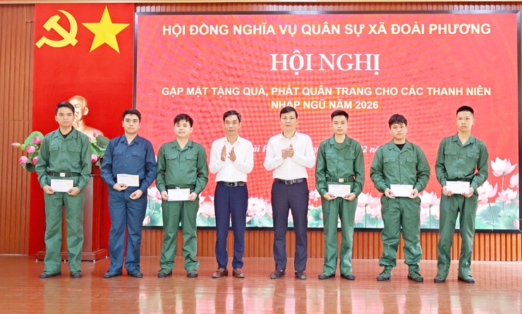 Xã Đoài Phương gặp mặt, tặng quà, phát quân trang và giao nhiệm vụ cho công dân nhập ngũ năm 2026- Ảnh 1.