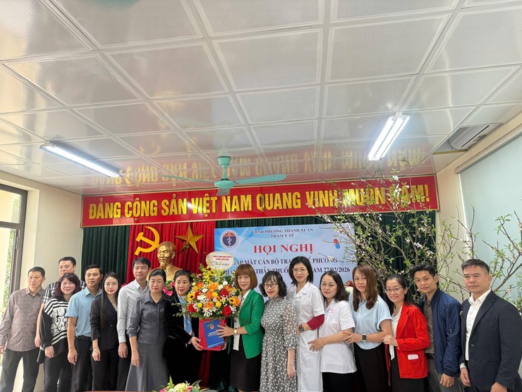 Lãnh đạo Đảng uỷ - HĐND – UBND -Ủy ban MTTQ Việt Nam phường Thanh Xuân và các cơ quan, đơn vị trên địa bàn phường thăm, chúc mừng Trạm Y tế phường nhân Ngày Thầy thuốc Việt Nam 27/02/2026- Ảnh 1.