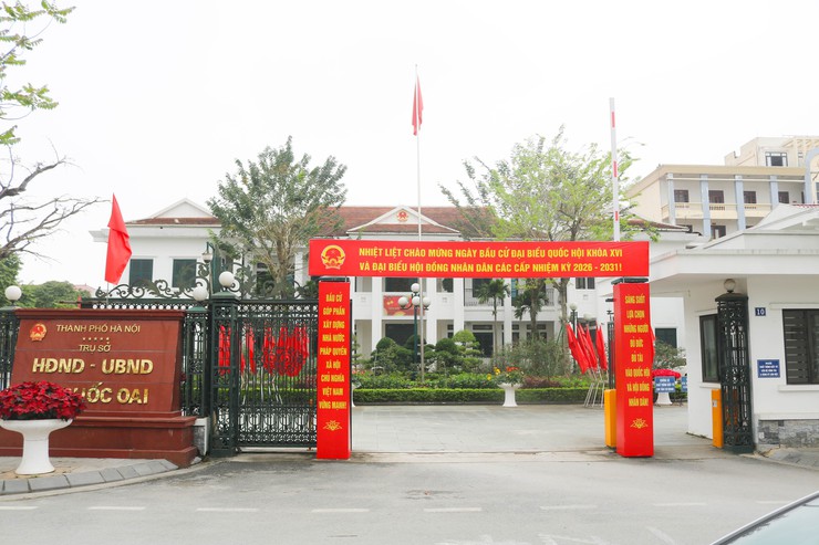 Đồng chí&nbsp;Giám đốc Trung tâm Dịch vụ Tổng hợp xã Quốc Oai&nbsp;kiểm tra công tác trang trí, tuyên truyền phục vụ bầu cử tại xã Quốc Oai- Ảnh 2.