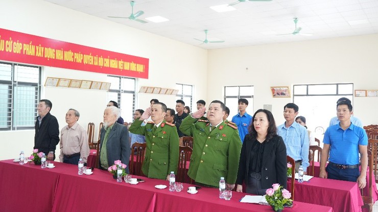 Chi bộ thôn Hoà Hợp tổ chức Lễ kết nạp đảng viên mới cho quần chúng ưu tú chuẩn bị tham gia nghĩa vụ Công an nhân dân năm 2026 - Ảnh 2.