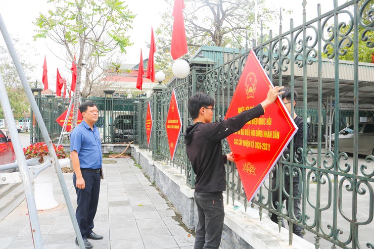 Đồng chí&nbsp;Giám đốc Trung tâm Dịch vụ Tổng hợp xã Quốc Oai&nbsp;kiểm tra công tác trang trí, tuyên truyền phục vụ bầu cử tại xã Quốc Oai- Ảnh 3.