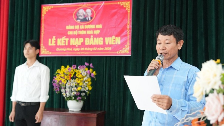 Chi bộ thôn Hoà Hợp tổ chức Lễ kết nạp đảng viên mới cho quần chúng ưu tú chuẩn bị tham gia nghĩa vụ Công an nhân dân năm 2026 - Ảnh 3.