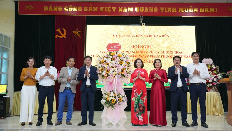 Xã Dương Hoà gặp mặt cán bộ ngành Y tế trên địa bàn nhân dịp kỷ niệm 71 năm ngày Thầy thuốc Việt Nam 27/02  - Ảnh 3.