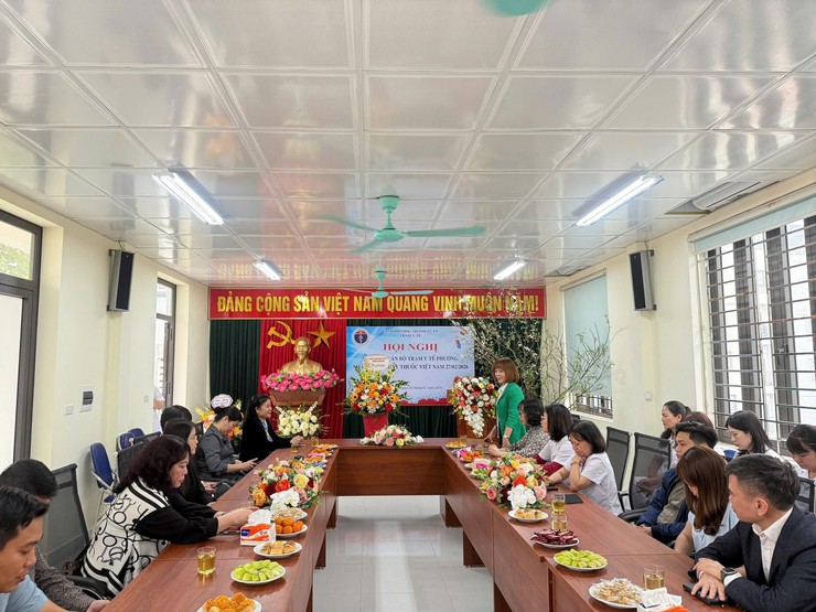 Lãnh đạo Đảng uỷ - HĐND – UBND -Ủy ban MTTQ Việt Nam phường Thanh Xuân và các cơ quan, đơn vị trên địa bàn phường thăm, chúc mừng Trạm Y tế phường nhân Ngày Thầy thuốc Việt Nam 27/02/2026- Ảnh 3.