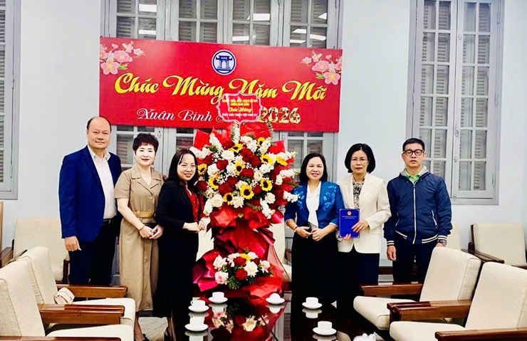 Lãnh đạo phường Hai Bà Trưng thăm, chúc mừng ngành Y tế nhân kỷ niệm Ngày Thầy thuốc Việt Nam 27/2- Ảnh 11.