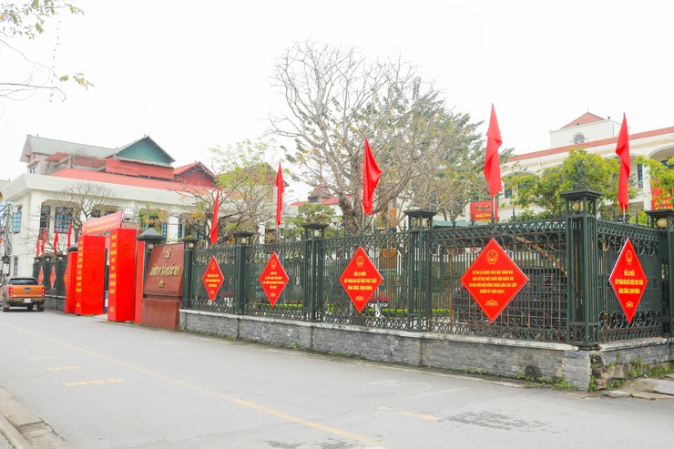 Đồng chí&nbsp;Giám đốc Trung tâm Dịch vụ Tổng hợp xã Quốc Oai&nbsp;kiểm tra công tác trang trí, tuyên truyền phục vụ bầu cử tại xã Quốc Oai- Ảnh 4.