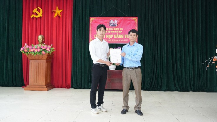 Chi bộ thôn Hoà Hợp tổ chức Lễ kết nạp đảng viên mới cho quần chúng ưu tú chuẩn bị tham gia nghĩa vụ Công an nhân dân năm 2026 - Ảnh 4.