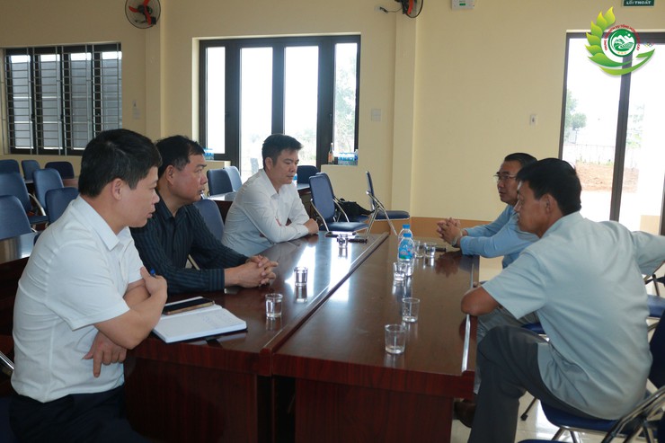 Đồng chí Nguyễn Quang Thắm – UVBTV, Chủ nhiệm Ủy ban Kiểm tra Đảng ủy xã làm trưởng đoàn kiểm tra công tác chuẩn bị bầu cử tại đơn vị bầu cử số 02- Ảnh 3.