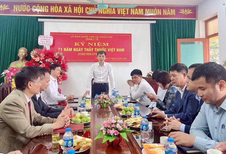 Lãnh đạo xã Hồng Vân thăm, chúc mừng Trạm Y tế xã nhân Ngày Thầy thuốc Việt Nam 27/2- Ảnh 3.