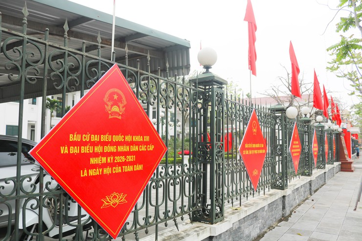 Đồng chí&nbsp;Giám đốc Trung tâm Dịch vụ Tổng hợp xã Quốc Oai&nbsp;kiểm tra công tác trang trí, tuyên truyền phục vụ bầu cử tại xã Quốc Oai- Ảnh 5.