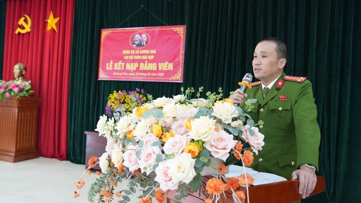 Chi bộ thôn Hoà Hợp tổ chức Lễ kết nạp đảng viên mới cho quần chúng ưu tú chuẩn bị tham gia nghĩa vụ Công an nhân dân năm 2026 - Ảnh 5.