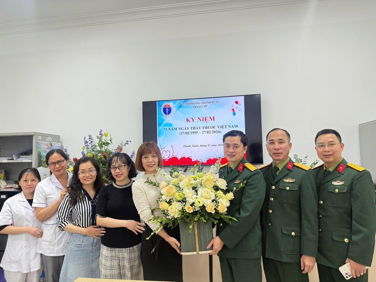 Lãnh đạo Đảng uỷ - HĐND – UBND -Ủy ban MTTQ Việt Nam phường Thanh Xuân và các cơ quan, đơn vị trên địa bàn phường thăm, chúc mừng Trạm Y tế phường nhân Ngày Thầy thuốc Việt Nam 27/02/2026- Ảnh 5.