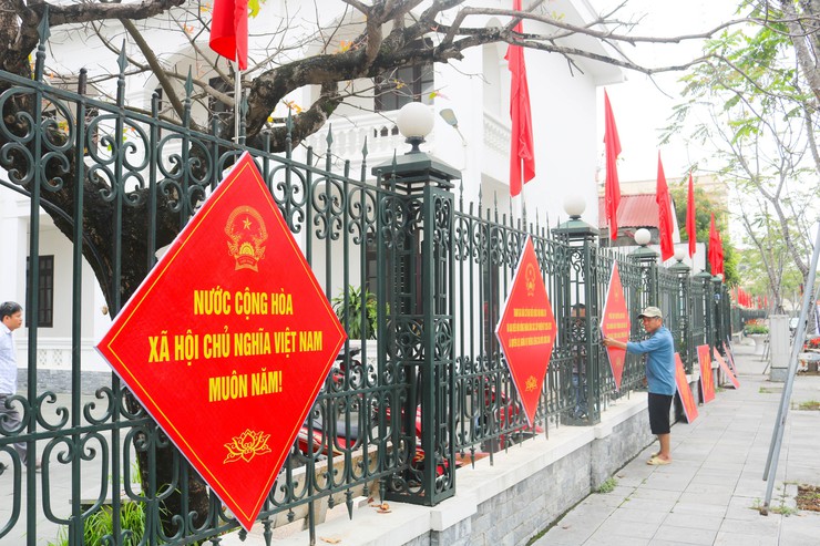 Đồng chí&nbsp;Giám đốc Trung tâm Dịch vụ Tổng hợp xã Quốc Oai&nbsp;kiểm tra công tác trang trí, tuyên truyền phục vụ bầu cử tại xã Quốc Oai- Ảnh 6.