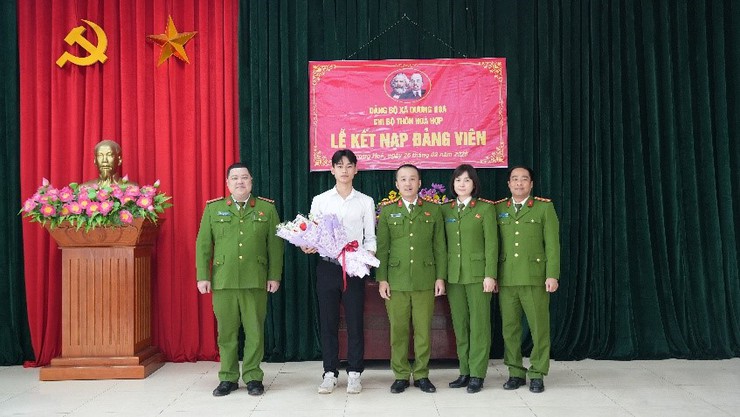 Chi bộ thôn Hoà Hợp tổ chức Lễ kết nạp đảng viên mới cho quần chúng ưu tú chuẩn bị tham gia nghĩa vụ Công an nhân dân năm 2026 - Ảnh 6.
