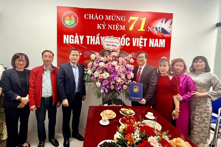 PHƯỜNG LÁNG TỔ CHỨC CÁC ĐOÀN THĂM, CHÚC MỪNG CÁC BỆNH VIỆN  NHÂN KỶ NIỆM 71 NĂM NGÀY THẦY THUỐC VIỆT NAM 27/2 - Ảnh 1.