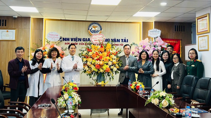 PHƯỜNG LÁNG TỔ CHỨC CÁC ĐOÀN THĂM, CHÚC MỪNG CÁC BỆNH VIỆN  NHÂN KỶ NIỆM 71 NĂM NGÀY THẦY THUỐC VIỆT NAM 27/2 - Ảnh 6.