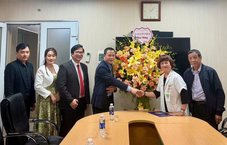 PHƯỜNG LÁNG TỔ CHỨC CÁC ĐOÀN THĂM, CHÚC MỪNG CÁC BỆNH VIỆN  NHÂN KỶ NIỆM 71 NĂM NGÀY THẦY THUỐC VIỆT NAM 27/2 - Ảnh 9.