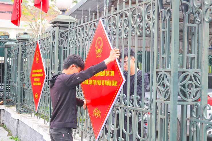 Đồng chí&nbsp;Giám đốc Trung tâm Dịch vụ Tổng hợp xã Quốc Oai&nbsp;kiểm tra công tác trang trí, tuyên truyền phục vụ bầu cử tại xã Quốc Oai- Ảnh 7.