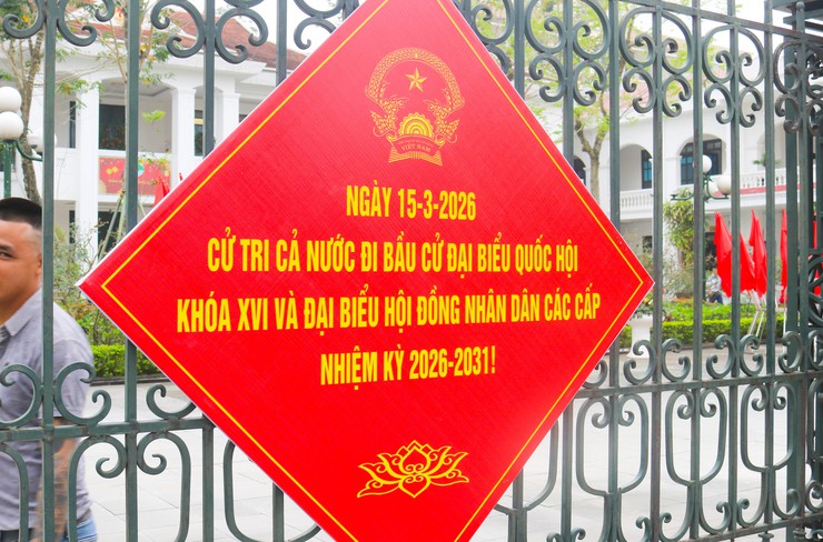 Đồng chí&nbsp;Giám đốc Trung tâm Dịch vụ Tổng hợp xã Quốc Oai&nbsp;kiểm tra công tác trang trí, tuyên truyền phục vụ bầu cử tại xã Quốc Oai- Ảnh 8.