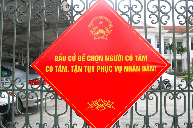 Đồng chí&nbsp;Giám đốc Trung tâm Dịch vụ Tổng hợp xã Quốc Oai&nbsp;kiểm tra công tác trang trí, tuyên truyền phục vụ bầu cử tại xã Quốc Oai- Ảnh 9.