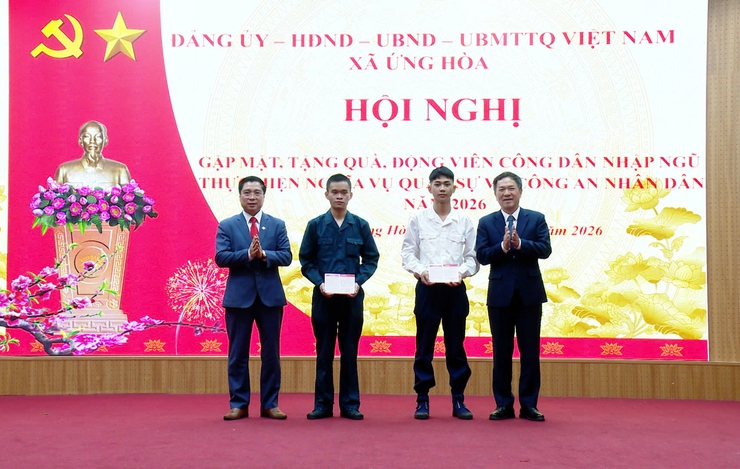 ỨNG HOÀ GẶP MẶT, TẶNG QUÀ ĐỘNG VIÊN THANH NIÊN LÊN ĐƯỜNG NHẬP NGŨ VÀ THỰC HIỆN THAM GIA CÔNG AN NHÂN DÂN NĂM 2026.- Ảnh 7.