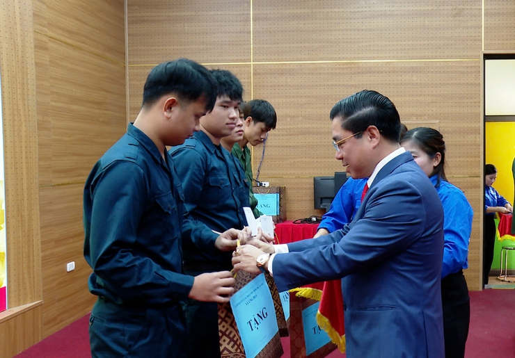 ỨNG HOÀ GẶP MẶT, TẶNG QUÀ ĐỘNG VIÊN THANH NIÊN LÊN ĐƯỜNG NHẬP NGŨ VÀ THỰC HIỆN THAM GIA CÔNG AN NHÂN DÂN NĂM 2026.- Ảnh 9.