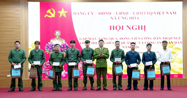 ỨNG HOÀ GẶP MẶT, TẶNG QUÀ ĐỘNG VIÊN THANH NIÊN LÊN ĐƯỜNG NHẬP NGŨ VÀ THỰC HIỆN THAM GIA CÔNG AN NHÂN DÂN NĂM 2026.- Ảnh 14.