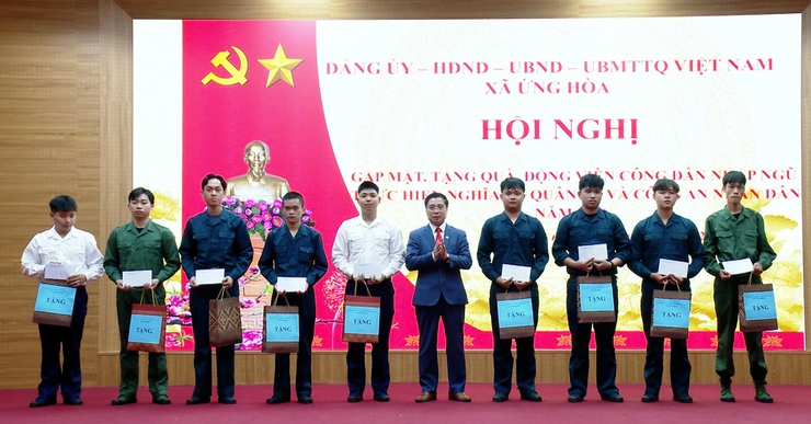 ỨNG HOÀ GẶP MẶT, TẶNG QUÀ ĐỘNG VIÊN THANH NIÊN LÊN ĐƯỜNG NHẬP NGŨ VÀ THỰC HIỆN THAM GIA CÔNG AN NHÂN DÂN NĂM 2026.- Ảnh 11.