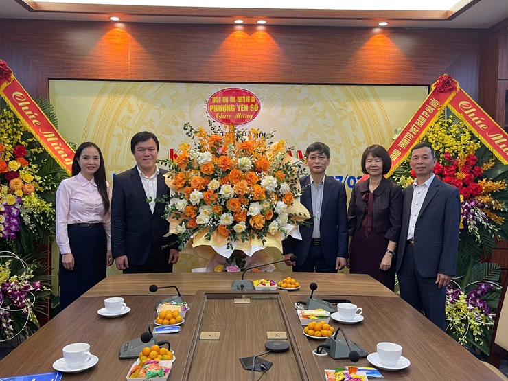 Phường Yên Sở thăm, chúc mừng Ngày Thầy thuốc Việt Nam tại các bệnh viện và cơ sở y tế nhân kỷ niệm 71 năm Ngày Thầy thuốc Việt Nam (27/2/1955 – 27/2/2026)- Ảnh 4.