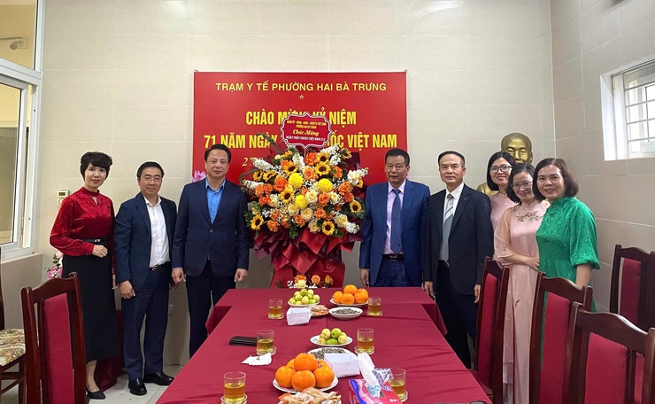 Lãnh đạo phường Hai Bà Trưng thăm, chúc mừng ngành Y tế nhân kỷ niệm Ngày Thầy thuốc Việt Nam 27/2- Ảnh 7.