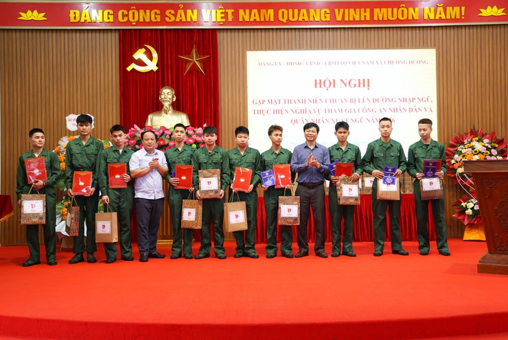 Xã Chương Dương gặp mặt, trao gửi niềm tin tới thanh niên lên đường nhập ngũ và quân nhân hoàn thành nghĩa vụ năm 2026- Ảnh 4.