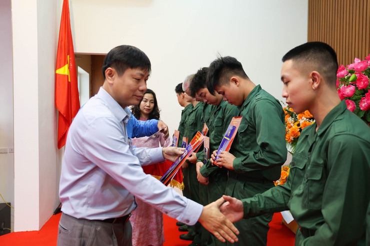 Xã Chương Dương gặp mặt, trao gửi niềm tin tới thanh niên lên đường nhập ngũ và quân nhân hoàn thành nghĩa vụ năm 2026- Ảnh 2.
