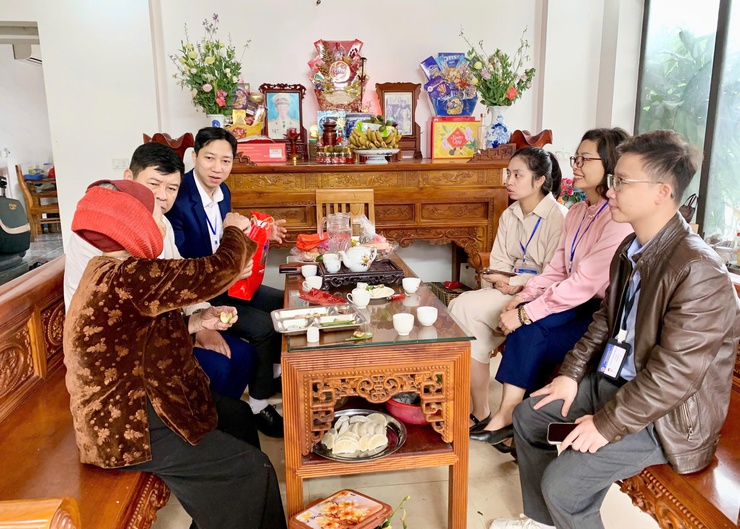 ĐOÀI PHƯƠNG HỖ TRỢ THỰC HIỆN THỦ TỤC HÀNH CHÍNH TẠI NHÀ ĐỐI VỚI NGƯỜI GIÀ, NGƯỜI YẾU THẾ
- Ảnh 1.