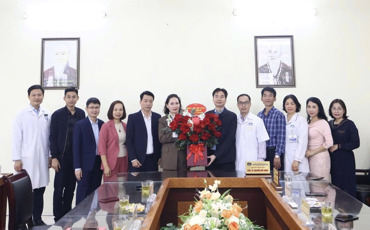 Lãnh đạo phường Dương Nội chúc mừng các đơn vị y tế nhân kỷ niệm 71 năm Ngày Thầy thuốc Việt Nam - Ảnh 1.