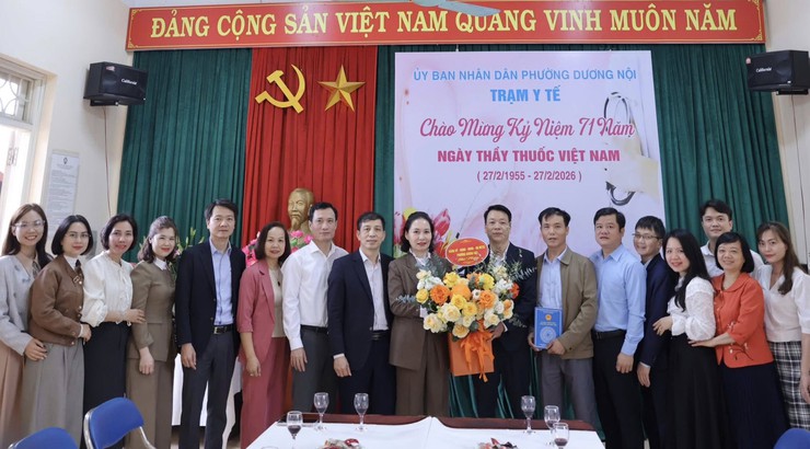 Lãnh đạo phường Dương Nội chúc mừng các đơn vị y tế nhân kỷ niệm 71 năm Ngày Thầy thuốc Việt Nam - Ảnh 2.