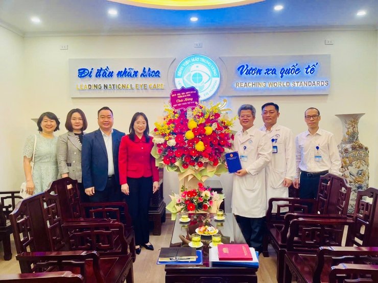 Lãnh đạo phường Hai Bà Trưng thăm, chúc mừng ngành Y tế nhân kỷ niệm Ngày Thầy thuốc Việt Nam 27/2- Ảnh 4.