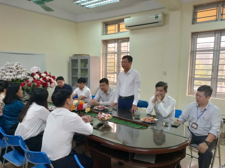 Xã Thiên Lộc thăm, tặng quà chúc mừng đội ngũ y bác sỹ nhân kỷ niệm 71 năm Ngày Thầy thuốc Việt Nam- Ảnh 2.