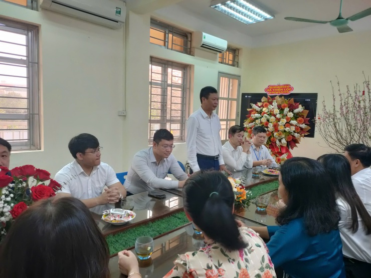 Xã Thiên Lộc thăm, tặng quà chúc mừng đội ngũ y bác sỹ nhân kỷ niệm 71 năm Ngày Thầy thuốc Việt Nam- Ảnh 1.