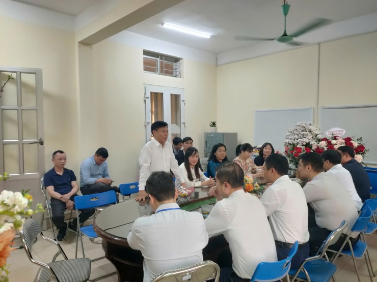 Xã Thiên Lộc thăm, tặng quà chúc mừng đội ngũ y bác sỹ nhân kỷ niệm 71 năm Ngày Thầy thuốc Việt Nam- Ảnh 4.