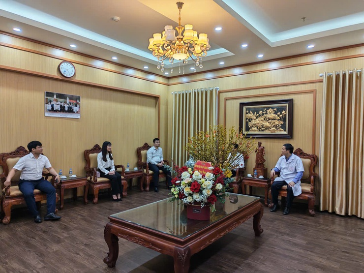 Xã Thiên Lộc thăm, tặng quà chúc mừng đội ngũ y bác sỹ nhân kỷ niệm 71 năm Ngày Thầy thuốc Việt Nam- Ảnh 5.