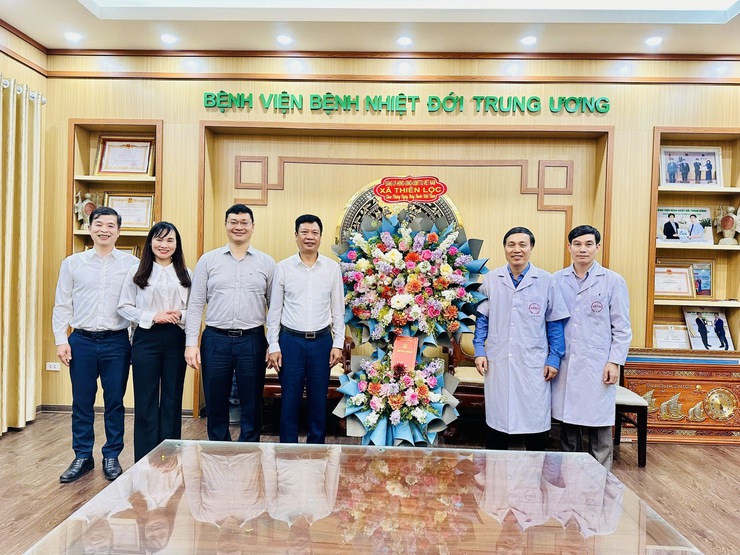 Xã Thiên Lộc thăm, tặng quà chúc mừng đội ngũ y bác sỹ nhân kỷ niệm 71 năm Ngày Thầy thuốc Việt Nam- Ảnh 6.