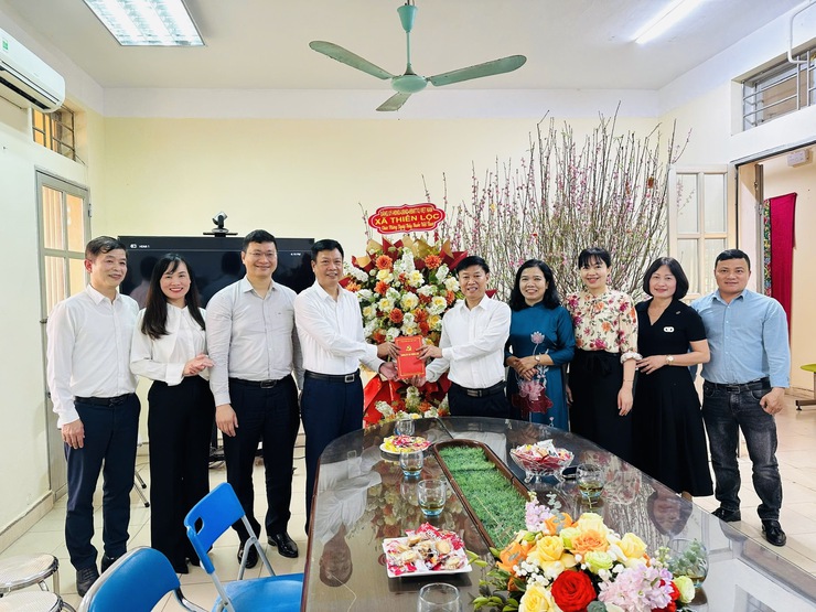 Xã Thiên Lộc thăm, tặng quà chúc mừng đội ngũ y bác sỹ nhân kỷ niệm 71 năm Ngày Thầy thuốc Việt Nam- Ảnh 3.