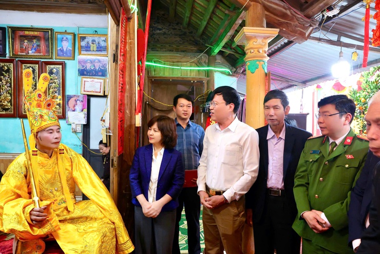 XÃ THƯ LÂM THĂM, CHÚC MỪNG CÁC CỤ CAO NIÊN ĐƯỢC TÍN NHIỆM ĐẢM NHIỆM ĐÓNG VUA, CHÚA, QUAN TRONG NGHI LỄ RƯỚC VUA TRUYỀN THỐNG TẠI LỄ HỘI ĐỀN SÁI XUÂN BÍNH NGỌ NĂM 2026
- Ảnh 1.